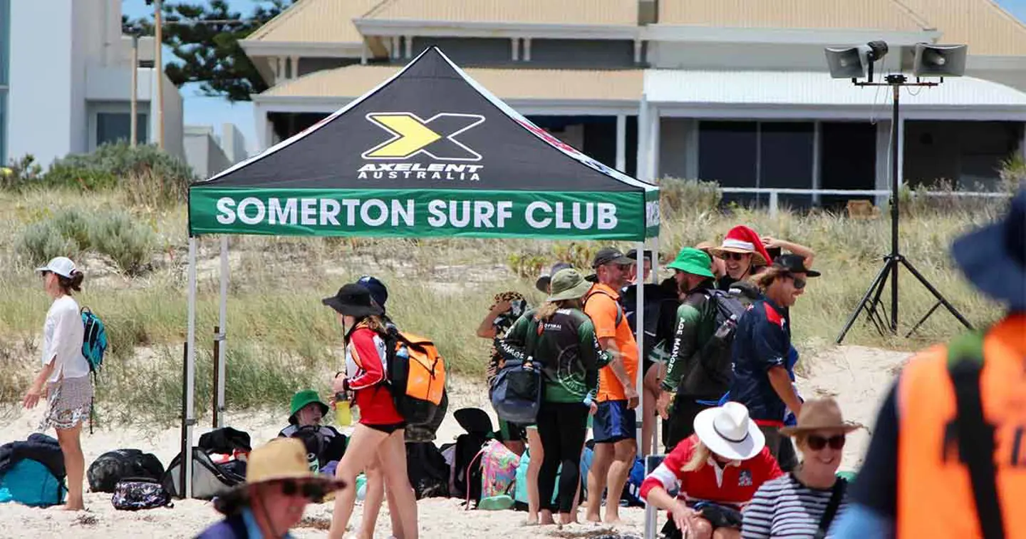 somerton surf clubtent op een strand